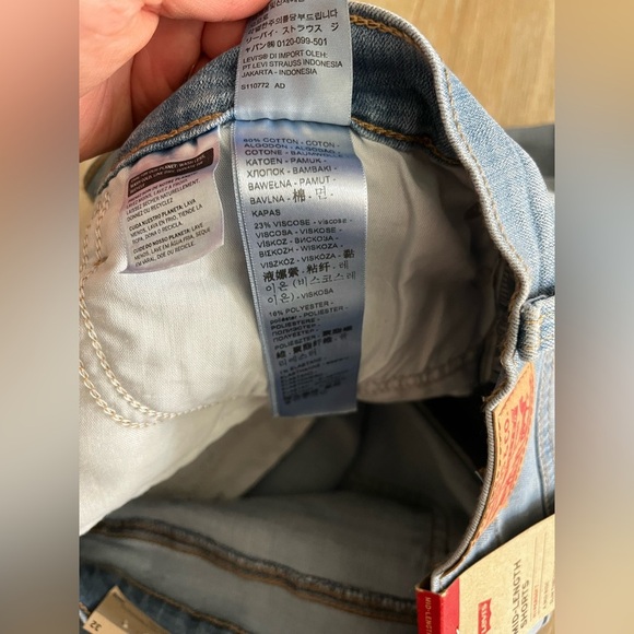 NWT Levi’s Women’s Mid Length Shorts Polar Seas Light Wash - Size 32 - Picture 5 of 7